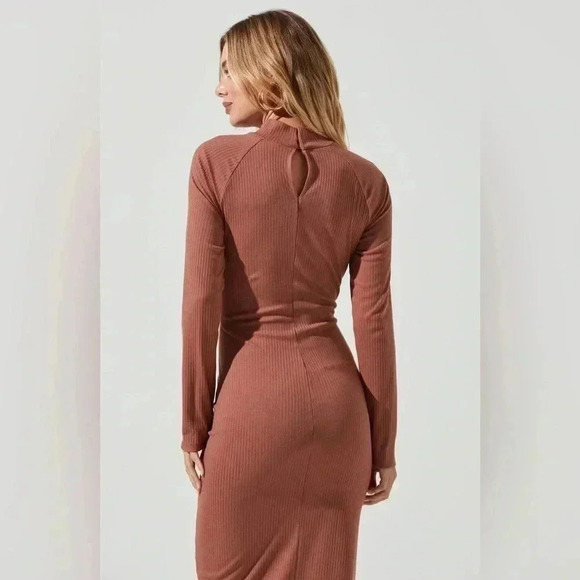 NWT ASTR THE LABEL LONG SLEEVE TWIST BUST MIDI DRESS - Picture 3 of 4